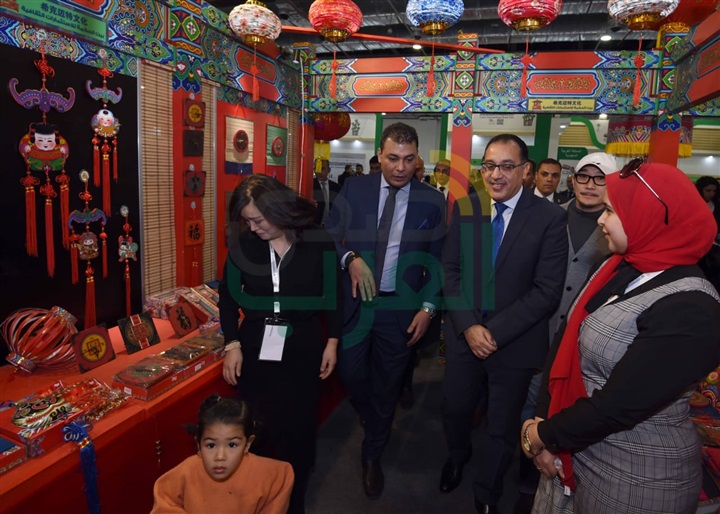 رئيس الوزراء يتفقد جناح السعودية .. ويتسلم صورة للحرم المكي