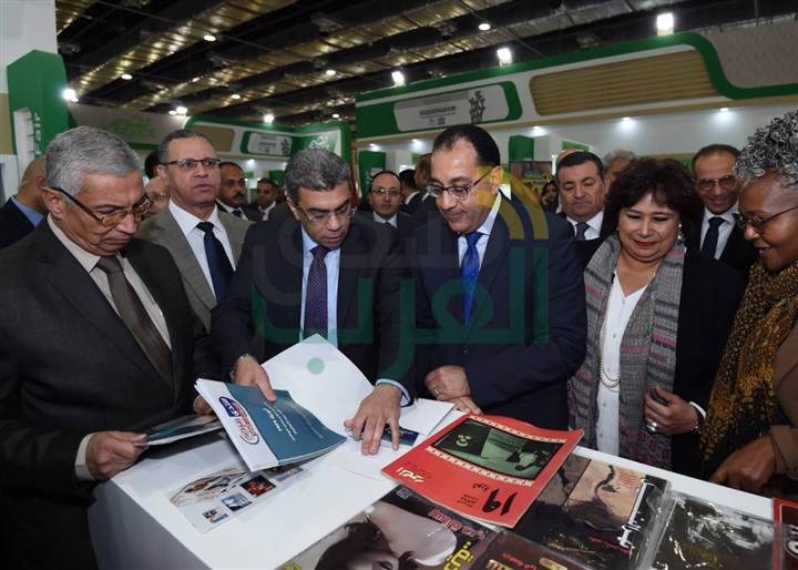 رئيس الوزراء يتفقد جناح السعودية .. ويتسلم صورة للحرم المكي