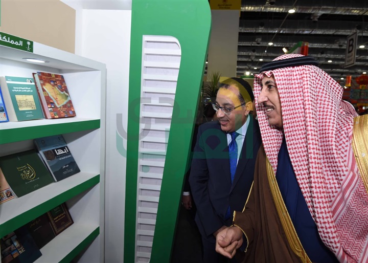 رئيس الوزراء يتفقد جناح السعودية .. ويتسلم صورة للحرم المكي