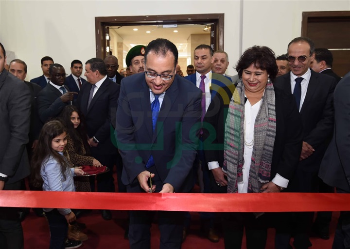 رئيس الوزراء يتفقد جناح السعودية .. ويتسلم صورة للحرم المكي