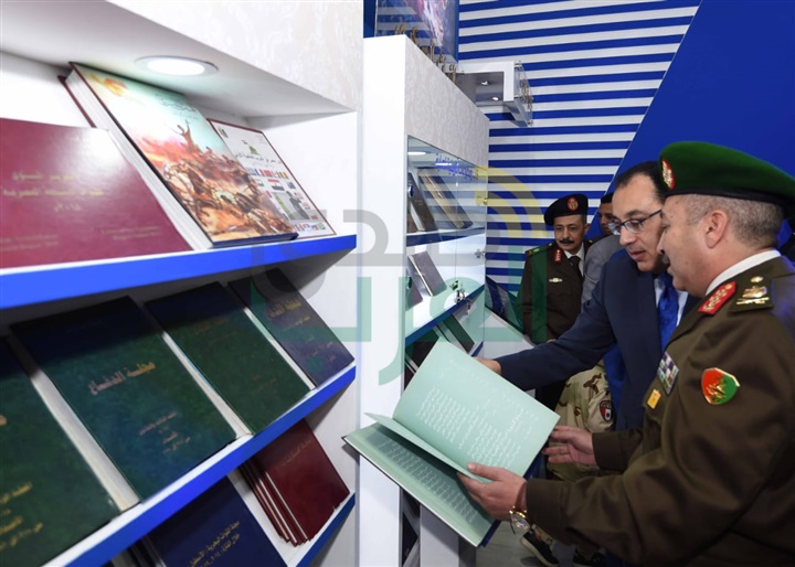 رئيس الوزراء يتفقد جناح السعودية .. ويتسلم صورة للحرم المكي