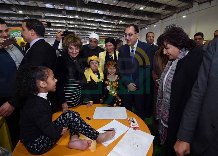 رئيس الوزراء يتفقد جناح السعودية .. ويتسلم صورة للحرم المكي