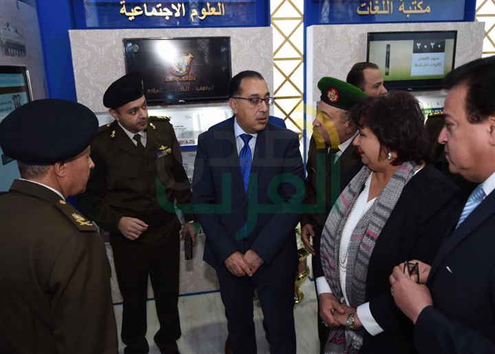 رئيس الوزراء يتفقد جناح السعودية .. ويتسلم صورة للحرم المكي