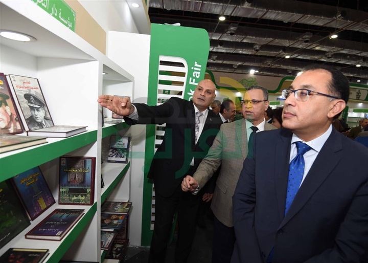 رئيس الوزراء يتفقد جناح السعودية .. ويتسلم صورة للحرم المكي