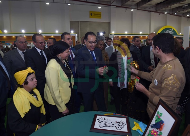 رئيس الوزراء يتفقد جناح السعودية .. ويتسلم صورة للحرم المكي