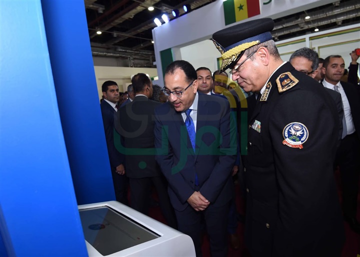 رئيس الوزراء يتفقد جناح السعودية .. ويتسلم صورة للحرم المكي