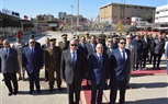 احتفالا بالعيد لـ68.. محافظ المنيا يضع 