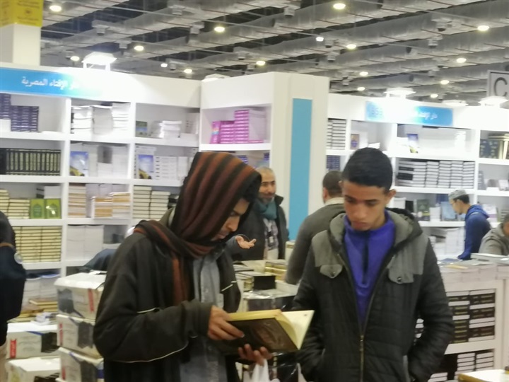 إقبال كبير على جناح دار الإفتاء بمعرض القاهرة الدولي للكتاب