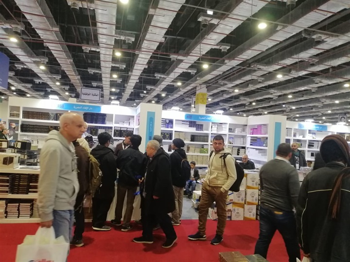 إقبال كبير على جناح دار الإفتاء بمعرض القاهرة الدولي للكتاب