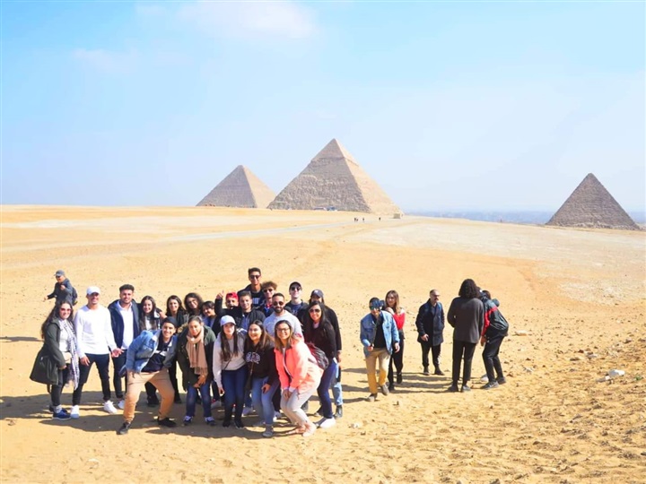 وفد شبابي من أبناء المصريين بالخارج يزور أهرامات الجيزة والمتحف المصري 