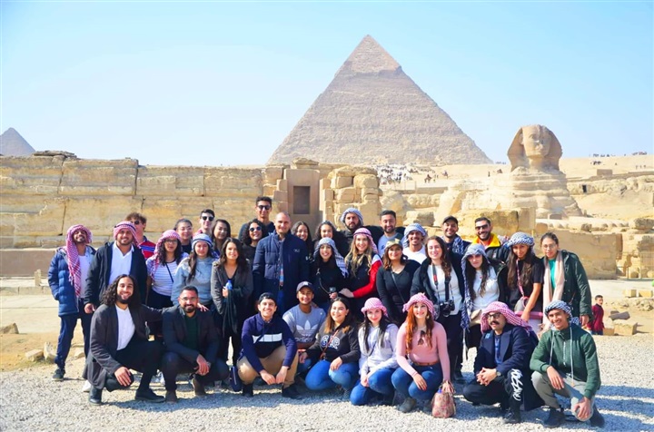 وفد شبابي من أبناء المصريين بالخارج يزور أهرامات الجيزة والمتحف المصري 