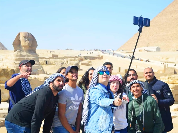 وفد شبابي من أبناء المصريين بالخارج يزور أهرامات الجيزة والمتحف المصري 