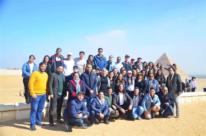 وفد شبابي من أبناء المصريين بالخارج يزور أهرامات الجيزة والمتحف المصري 