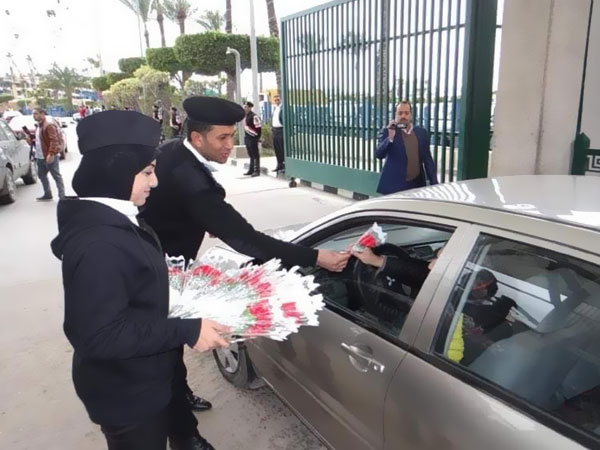 بالصور.. الشرطة النسائية بالجيزة تشارك الاحتفال بعيد الشرطة بدوائر القطاع