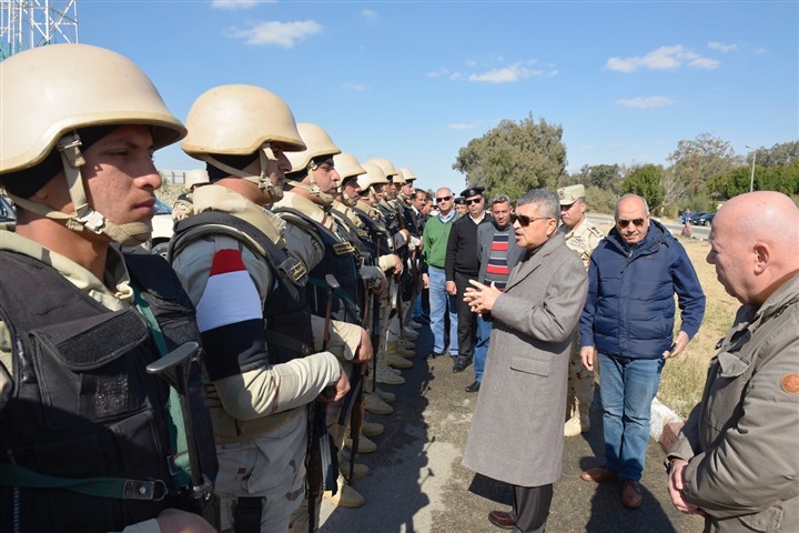 الفريق أسامة ربيع يلتقى مدير أمن الإسماعيلية ويتفقد قوات تأمين المجرى الملاحى