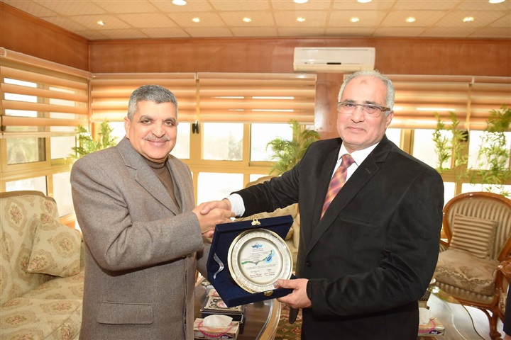 الفريق أسامة ربيع يلتقى مدير أمن الإسماعيلية ويتفقد قوات تأمين المجرى الملاحى