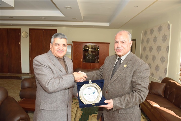 الفريق أسامة ربيع يلتقى مدير أمن الإسماعيلية ويتفقد قوات تأمين المجرى الملاحى