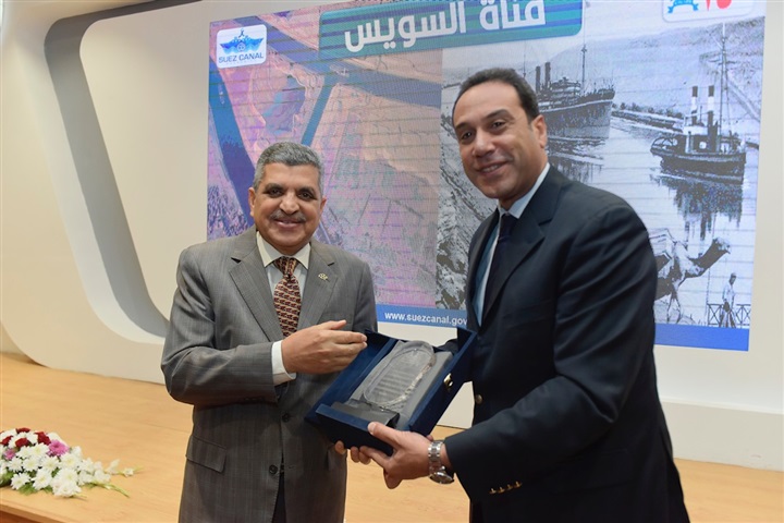 الفريق أسامة ربيع يلتقي وفد الإعلاميين الأفارقة للتعرف على مستجدات التنمية بمشروعات قناة السويس