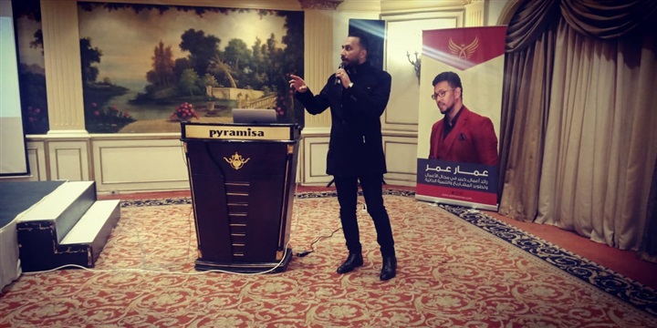 قصة نجاح شاب تحول دخله إلى الدولار بعد تدريب أسرار لعبة الثراء.. صور