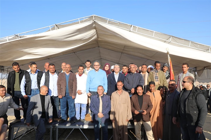 "العناني" يعلن عن أول كشف آثري لعام 2020 بمنطقة الغريفة بتونا الجبل بمحافظة المنيا 