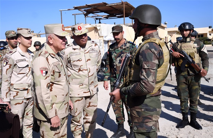 الفريق محمد فريد يتفقد عدد من الأكمنة والإرتكازات الأمنية بشمال سيناء   