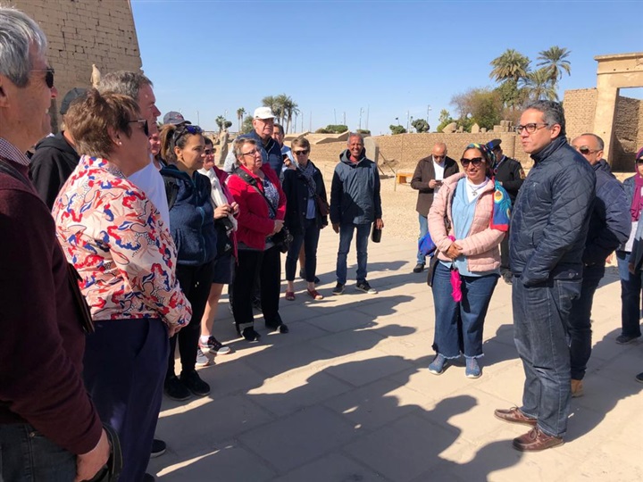 شاهد.. مصريون وأجانب يلتقطون صورا تذكارية مع وزير السياحة والآثار 