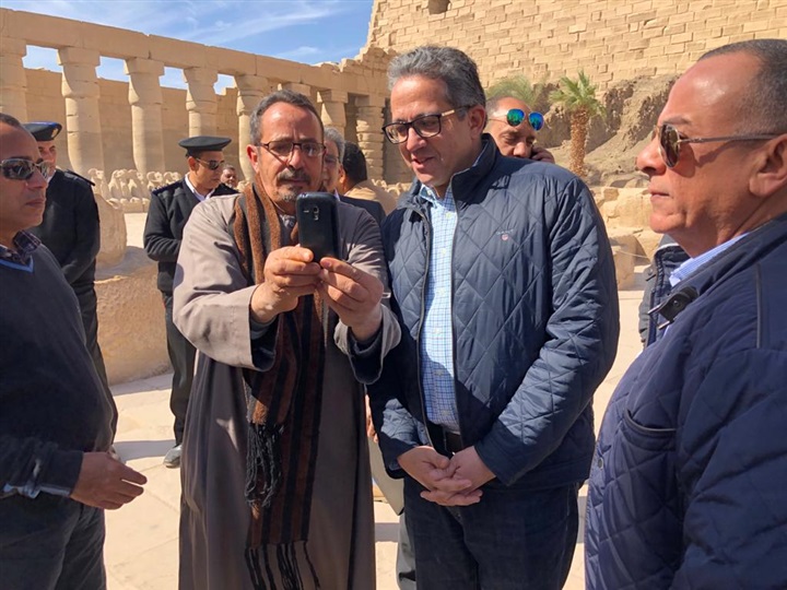 شاهد.. مصريون وأجانب يلتقطون صورا تذكارية مع وزير السياحة والآثار 