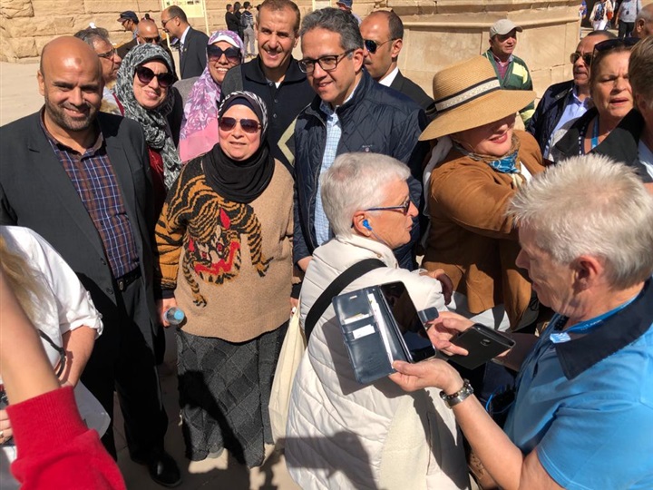 شاهد.. مصريون وأجانب يلتقطون صورا تذكارية مع وزير السياحة والآثار 