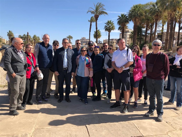 شاهد.. مصريون وأجانب يلتقطون صورا تذكارية مع وزير السياحة والآثار 