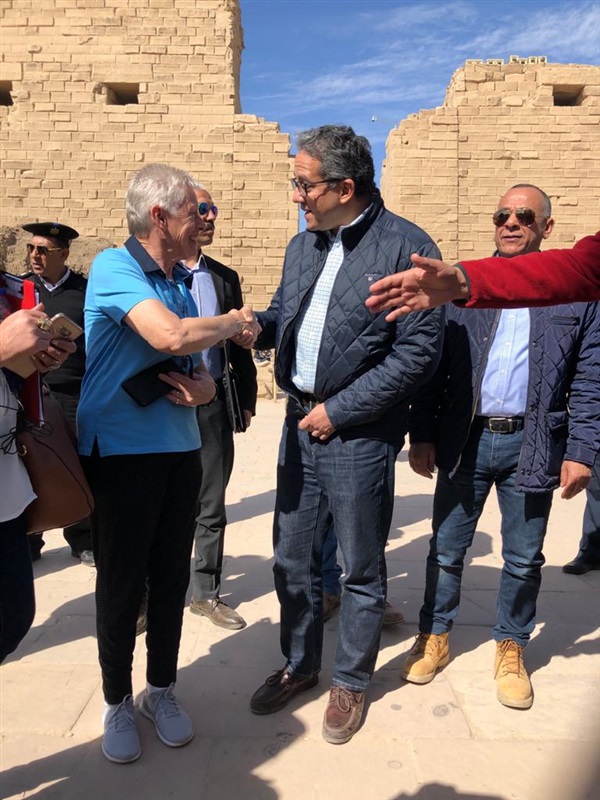 شاهد.. مصريون وأجانب يلتقطون صورا تذكارية مع وزير السياحة والآثار 