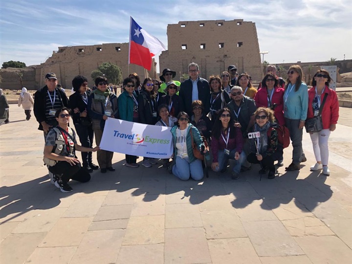 شاهد.. مصريون وأجانب يلتقطون صورا تذكارية مع وزير السياحة والآثار 