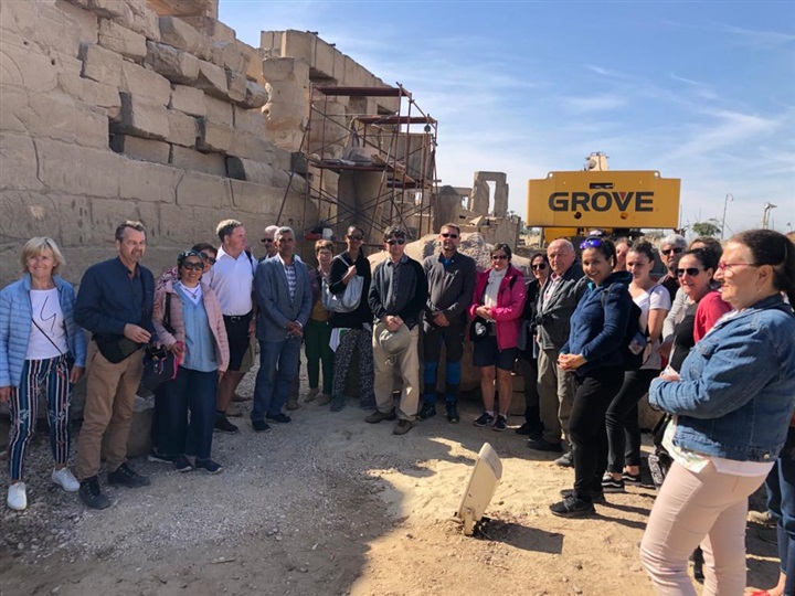 شاهد.. مصريون وأجانب يلتقطون صورا تذكارية مع وزير السياحة والآثار 