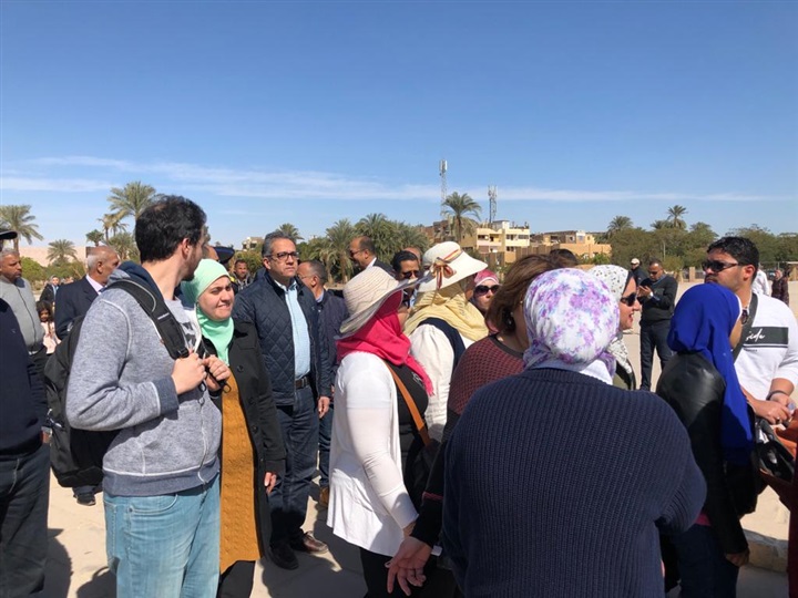 شاهد.. مصريون وأجانب يلتقطون صورا تذكارية مع وزير السياحة والآثار 