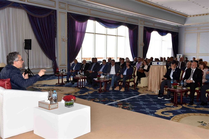 بحضور ١٠٠ مستثمر .. وزير السياحة والآثار يلتقى سياحى الأقصر 