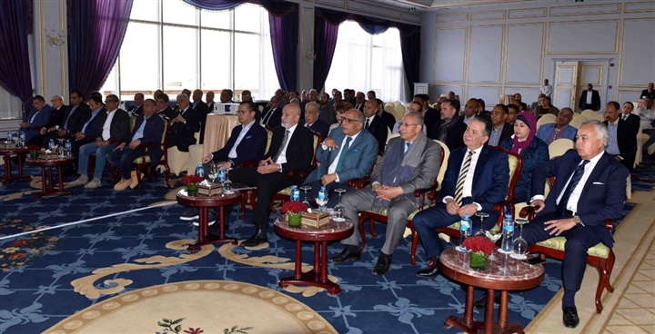 بحضور ١٠٠ مستثمر .. وزير السياحة والآثار يلتقى سياحى الأقصر 