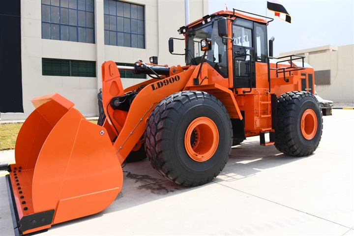 الرئيس السيسى يفتتح مصانع جديدة بالإنتاج الحربى ويتفقد المدرعة "سينا 200"