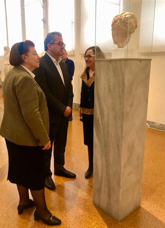 وزير السياحة والآثار يقوم بزيارة المتاحف الكبري بأثينا 