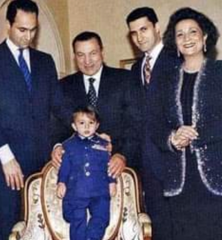 بالصور.. علاقة خاصة ربطت الرئيس الراحل حسنى مبارك بأحفاده حتي وفاته