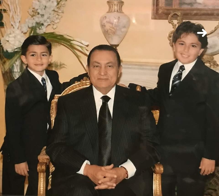 بالصور.. علاقة خاصة ربطت الرئيس الراحل حسنى مبارك بأحفاده حتي وفاته
