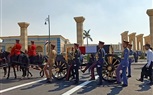 عربة مزينة بالورود تجرها خيول تحمل جثمان مبارك من داخل مسجد المشير