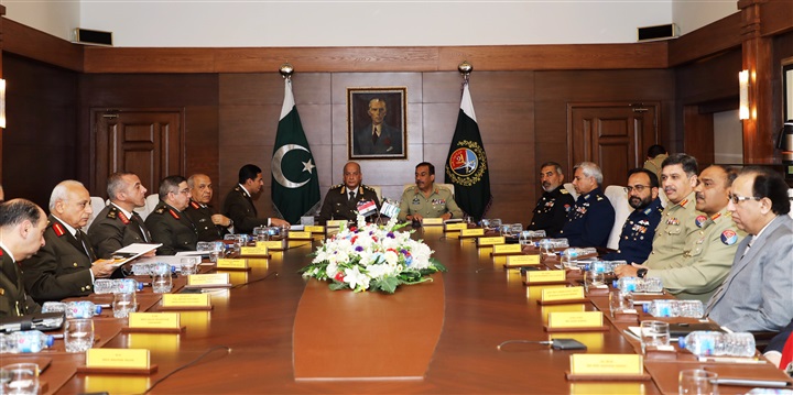 الفريق أول محمد زكي يعود إلي القاهرة بعد زيارة رسمية لجمهورية باكستان   