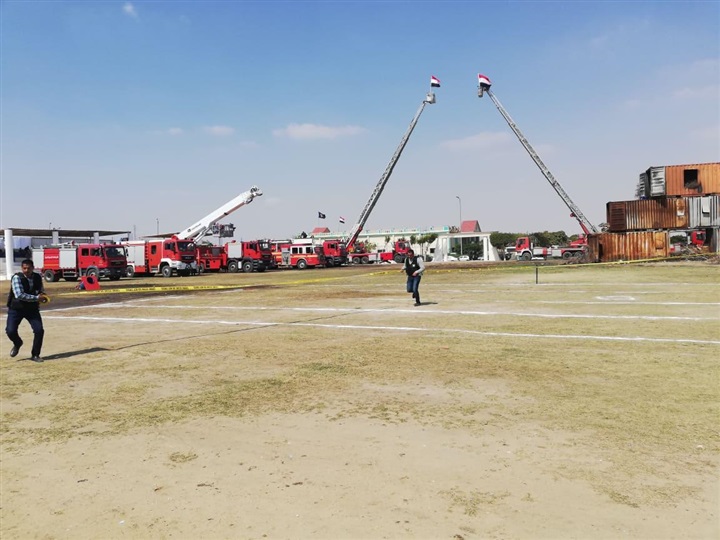 بالصور.. عرض عملي لعمليات إطفاء الحرائق وإبطال عبوات ناسفة