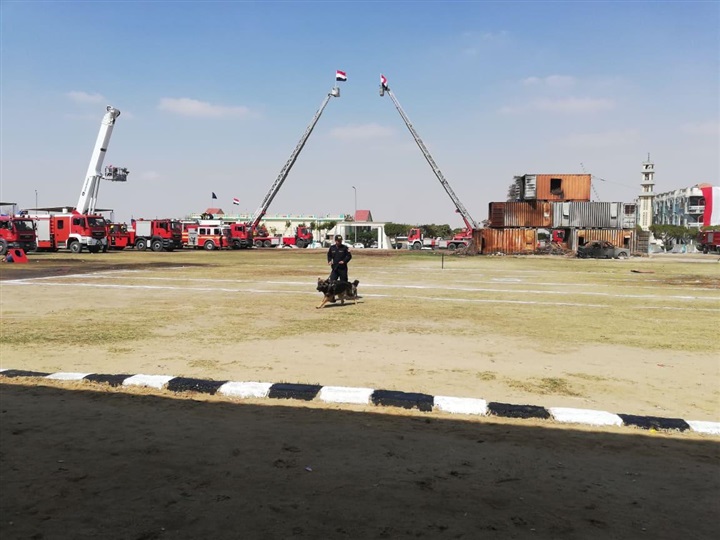 بالصور.. عرض عملي لعمليات إطفاء الحرائق وإبطال عبوات ناسفة