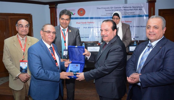 رئيس جامعة طنطا يكرم وزير التعليم العالي الأسبق بمؤتمر جمعية أصدقاء مرضى الأورام