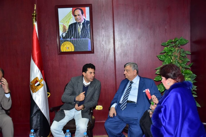 شاهد بالصور.. وزيرا الشباب والرياضة والتضامن يكرمان الأمهات المثاليات بأحتفالية مركز شباب الشهيد شريف السباعي بحضور وفاء عامر ورجاء الجداوي 