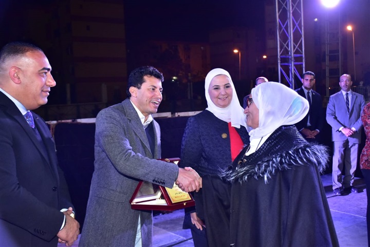 شاهد بالصور.. وزيرا الشباب والرياضة والتضامن يكرمان الأمهات المثاليات بأحتفالية مركز شباب الشهيد شريف السباعي بحضور وفاء عامر ورجاء الجداوي 