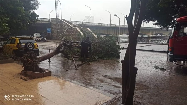 بالصور.. رجال الشرطة فى الشوارع والميادين فى ظل الطقس السيئ يقومون بواجبهم الوطني
