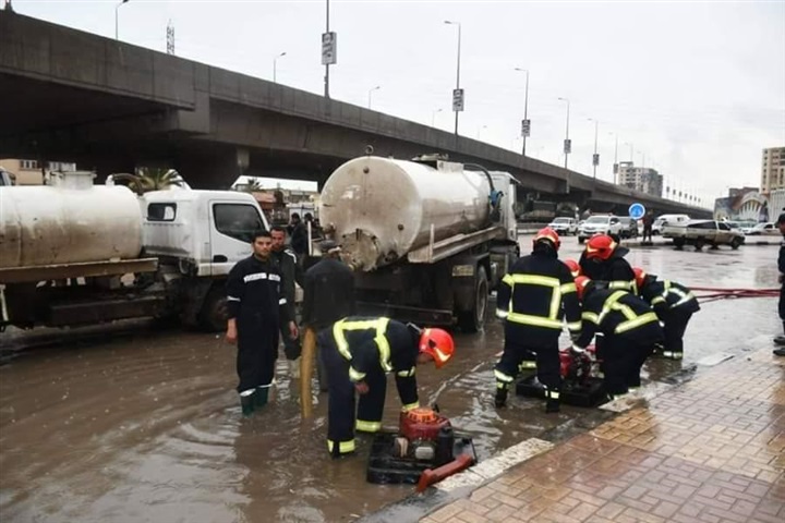 بالصور.. رجال الشرطة فى الشوارع والميادين فى ظل الطقس السيئ يقومون بواجبهم الوطني