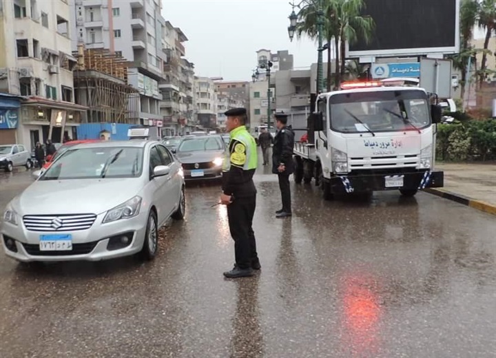 بالصور.. رجال الشرطة فى الشوارع والميادين فى ظل الطقس السيئ يقومون بواجبهم الوطني