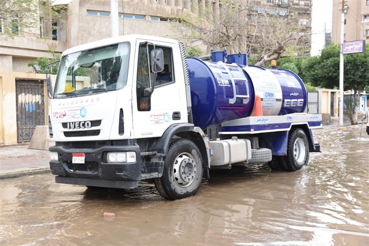 صور.. شعراوي ورسلان يتابعان سحب المياه بمصر الجديدة